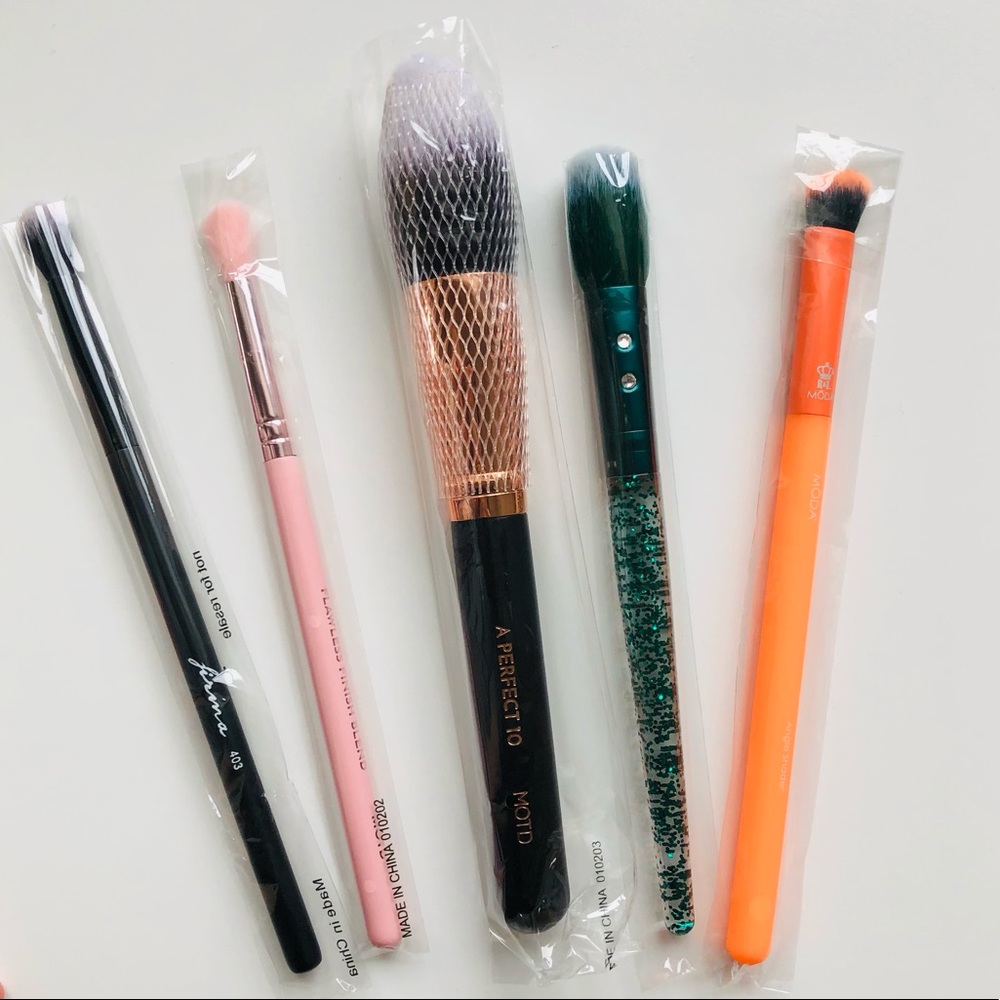 NWT lot of 5 Makeup Brushes